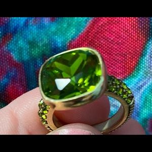 Heidi Daus collector ring in lovely Olivine sz 5